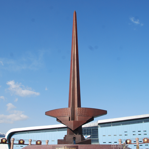 《利劍》高38m 鋼結(jié)構(gòu)、鍛銅 設(shè)計：張宇彤、趙福生 2009年 位于北京航空博物館