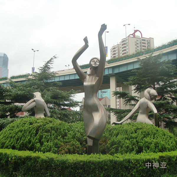 《嬉水少女》 高3m 不銹鋼 設(shè)計(jì)：徐侃 1984年 位于上海虹橋開(kāi)發(fā)區(qū)中山西路和延安西路綠地,是國(guó)內(nèi)第一座不銹鋼雕塑