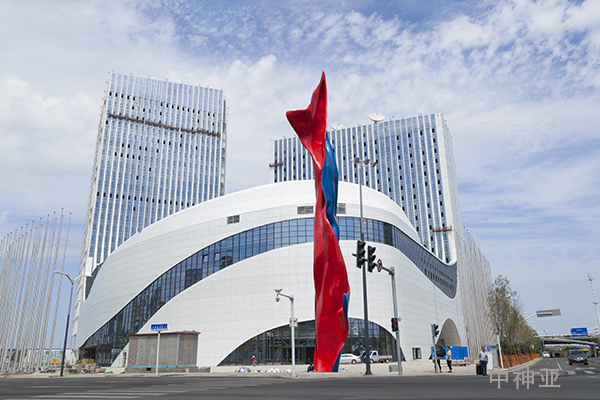 《力拔頭籌》 高30.97m 不銹鋼烤漆 設(shè)計：王開方 2017年 位于烏魯木齊絲綢之路經(jīng)濟帶旅游集散中心